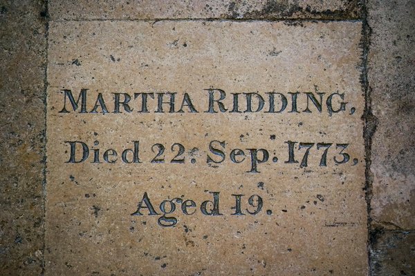 L'importance des gravures funéraires sur une plaque tombale